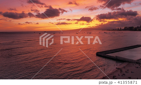 ハワイ・ホノルルの夕暮れ / sunset at Honolulu, Hawaii 41355871