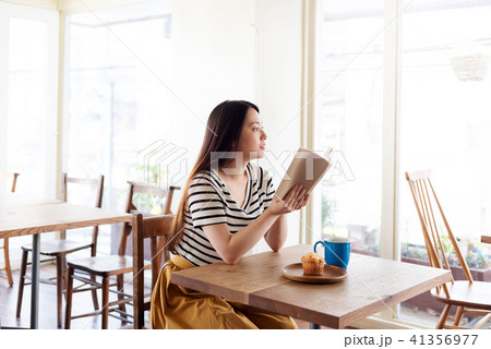 カフェで本を読む女性 41356977