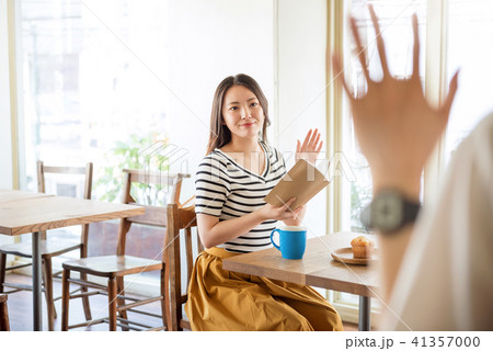 カフェで待ち合わせ 41357000