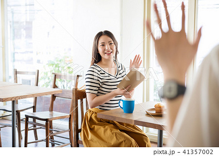 カフェで待ち合わせ 41357002