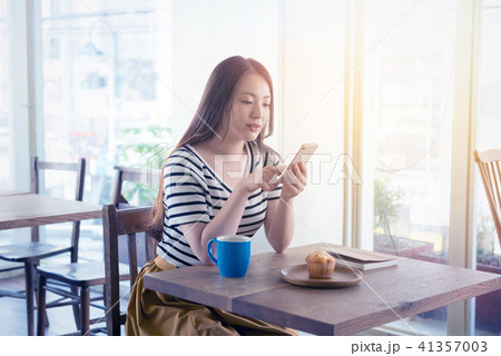 カフェの女性 41357003
