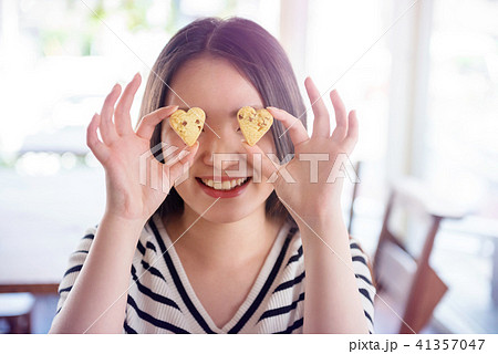 ハート型のクッキーと女性 41357047
