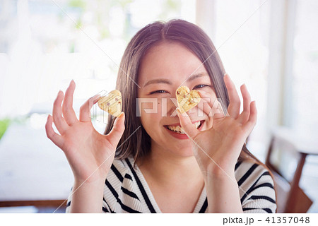 ハート型のクッキーと女性 41357048
