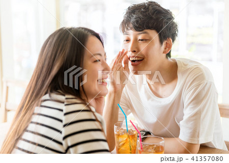 カップルの会話、内緒話 41357080