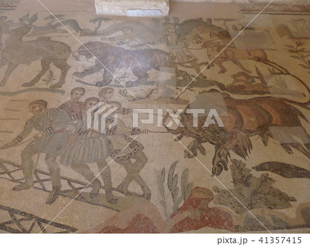 カサーレのローマ時代の別荘の床のモザイク画 41357415