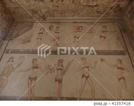 カサーレのローマ時代の別荘の床のモザイク画 41357416