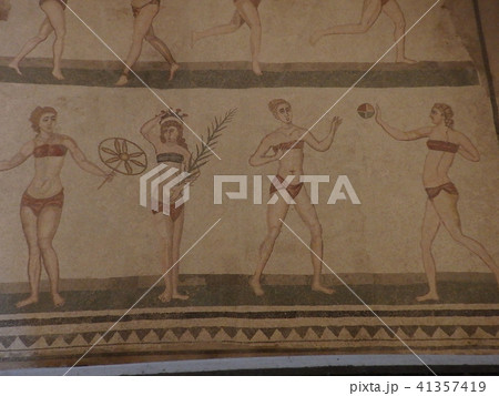 カサーレのローマ時代の別荘の床のモザイク画 41357419