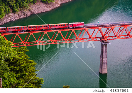 （静岡県）大井川鐵道レインボーブリッジ　奥大井湖上駅に向かう列車 41357691