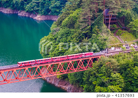 (静岡県)大井川鐵道レインボーブリッジ 奥大井湖上駅に向かう列車 (静岡県)大井川鐵道レインボーブリッジ 奥大井湖上駅に向かう列車 41357693