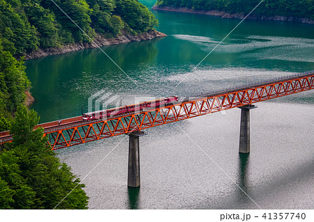 （静岡県）大井川鐵道　奥大井湖上駅を発車した列車 41357740