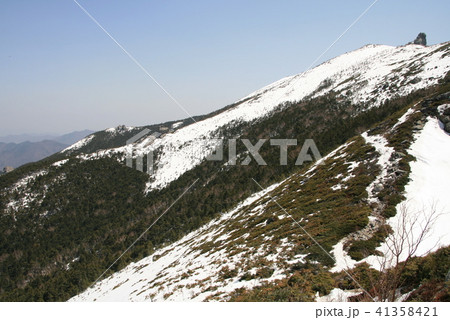 金峰山山頂　残雪の五丈岩 41358421