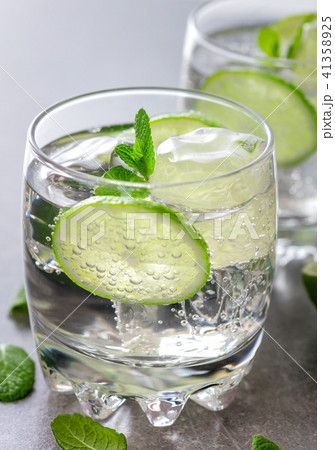 two glasses of drink with ice, lime and mint 41358925