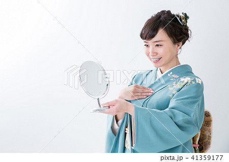 鏡を見て笑う着物姿の女性（着物）の写真素材 [41359177] - PIXTA