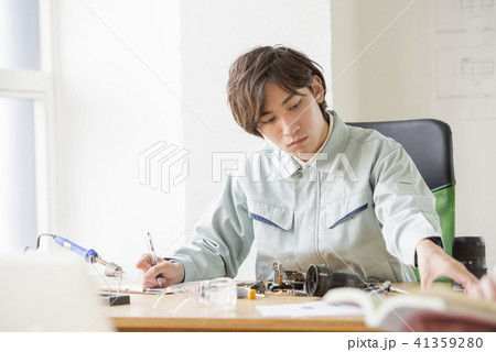 ポートレート　男性　20代　30代　日本人　サラリーマン　技術者　仕事　精密機器 41359280