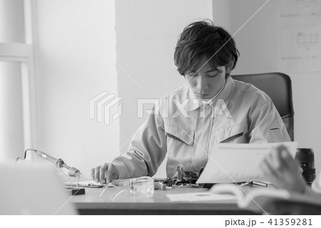 ポートレート　男性　20代　30代　日本人　サラリーマン　技術者　仕事　精密機器 41359281