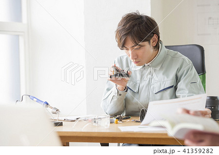 ポートレート　男性　20代　30代　日本人　2人　サラリーマン　技術者　仕事　精密機器 41359282