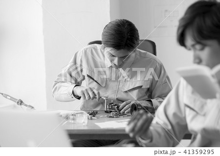 ポートレート　男性　20代　30代　日本人　2人　サラリーマン　技術者　仕事　精密機器 41359295