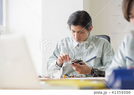 ポートレート 男性 20代 30代 日本人 2人 サラリーマン 技術者 仕事 精密機器 ポートレート 男性 20代 30代 日本人 2人 サラリーマン 技術者 仕事 精密機器 41359300