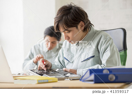 ポートレート　男性　20代　30代　日本人　2人　サラリーマン　技術者　仕事　精密機器 41359317