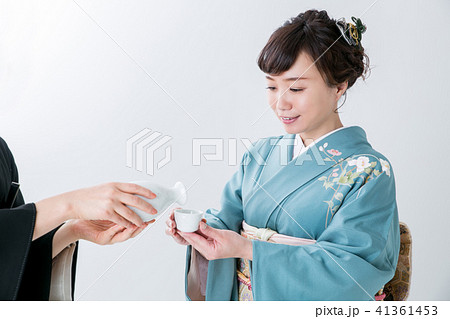 日本酒を注がれる着物姿の女性 41361453