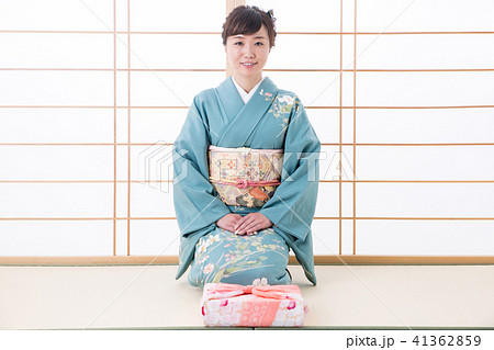 引き出物と着物姿の女性(笑顔) 引き出物と着物姿の女性(笑顔) 41362859