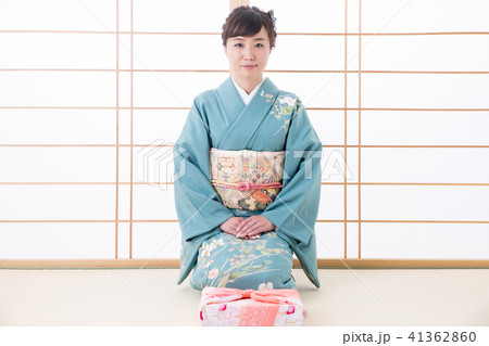 引き出物と着物姿の女性 引き出物と着物姿の女性 41362860