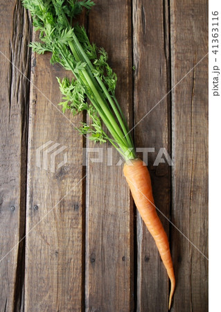 北海道産の新鮮な葉付にんじん 41363116