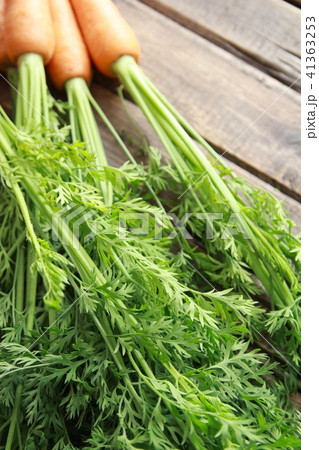 北海道産の新鮮な葉付にんじん 41363253