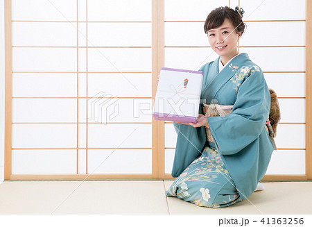 引き出物と着物姿の女性(笑顔) 引き出物と着物姿の女性(笑顔) 41363256