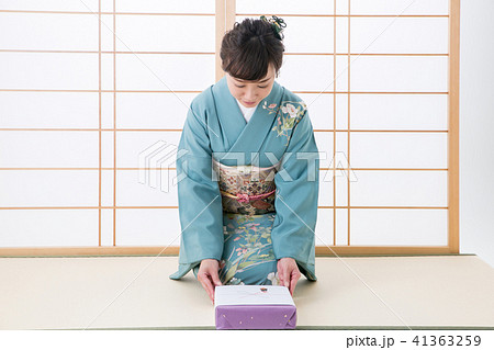 引き出物と着物姿の女性 41363259