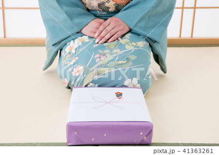 引き出物と着物姿の女性 41363261