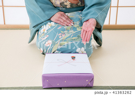 引き出物と着物姿の女性 引き出物と着物姿の女性 41363262