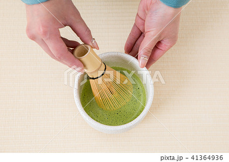 抹茶をたてる着物姿の女性 41364936