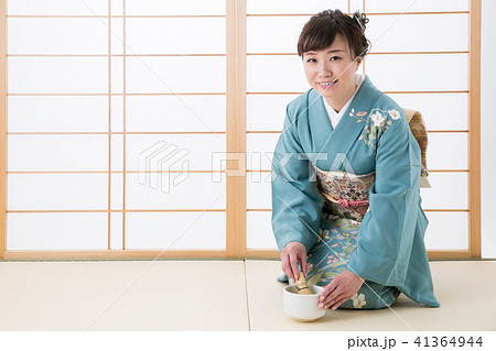抹茶をたてる着物姿の女性 抹茶をたてる着物姿の女性 41364944