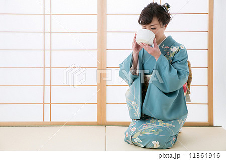 抹茶を飲む着物姿の女性の写真素材