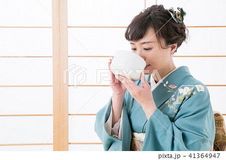 抹茶を飲む着物姿の女性の写真素材