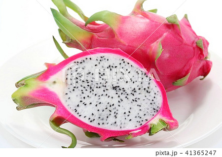 ドラゴンフルーツ カット 白背景の写真素材 ドラゴンフルーツ カット 白背景の写真素材