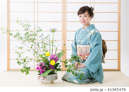 生け花と着物姿の女性(笑顔) 生け花と着物姿の女性(笑顔) 41365476