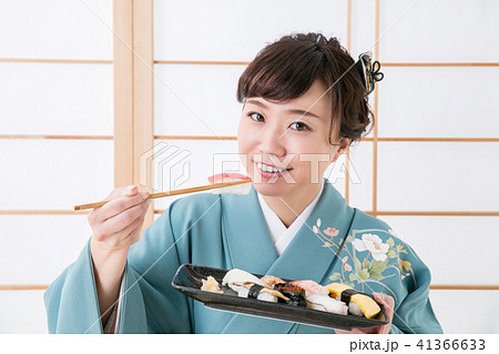 寿司を食べる着物姿の女性の写真素材 [41366633] - PIXTA