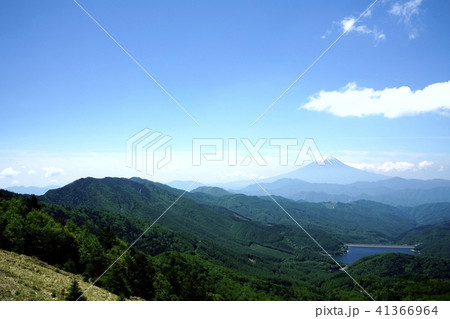 青空に浮かぶ富士山　(撮影地：大菩薩嶺、雷岩付近) 41366964