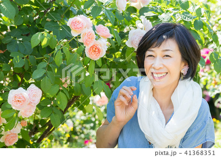 バラ園 花 花園 女性 バラ園 花 花園 女性 41368351