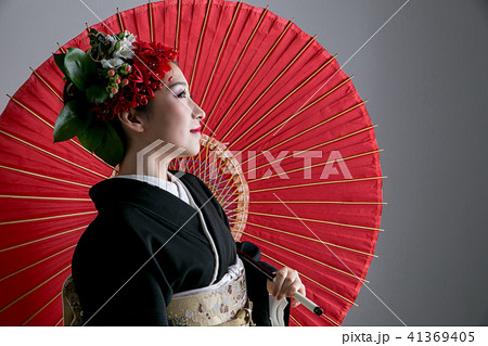 奇抜なヘアメイクの着物姿の女性 奇抜なヘアメイクの着物姿の女性 41369405