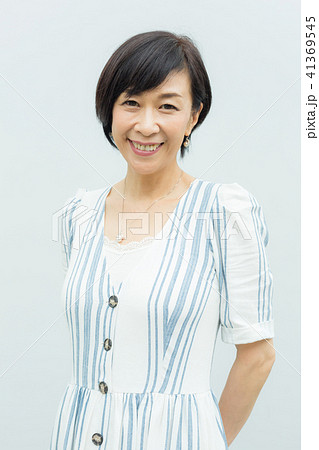 女性 プロフィール 上全身 ワンピース 女性 プロフィール 上全身 ワンピース 41369545