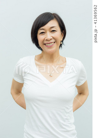 女性 プロフィール 上半身 ワンピース 41369562