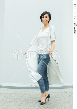 女性 プロフィール 上半身 ワンピース 41369571