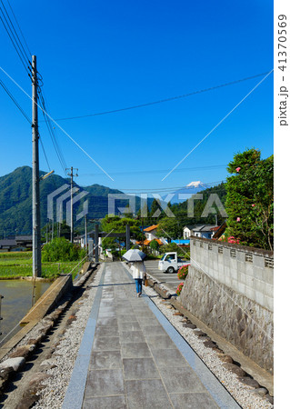 大月市の福正寺参道より富士山を望む 41370569