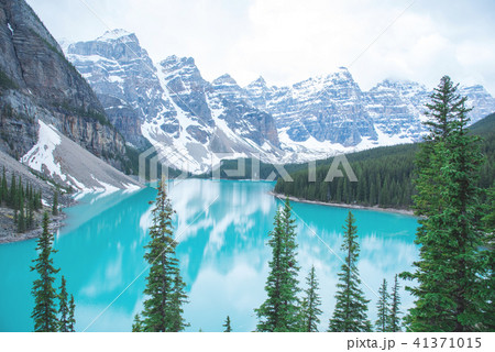 バンフ国立公園　モレーン湖とテンピークス 41371015