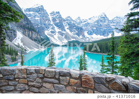 バンフ国立公園　モレーン湖とテンピークス 41371016