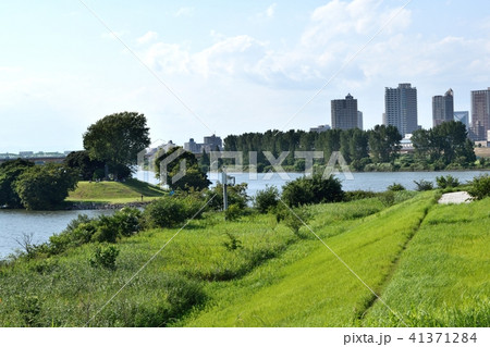 荒川河川敷 岩渕水門と川口市マンション群の写真素材