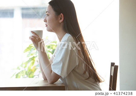 コーヒーを飲む女性の写真素材